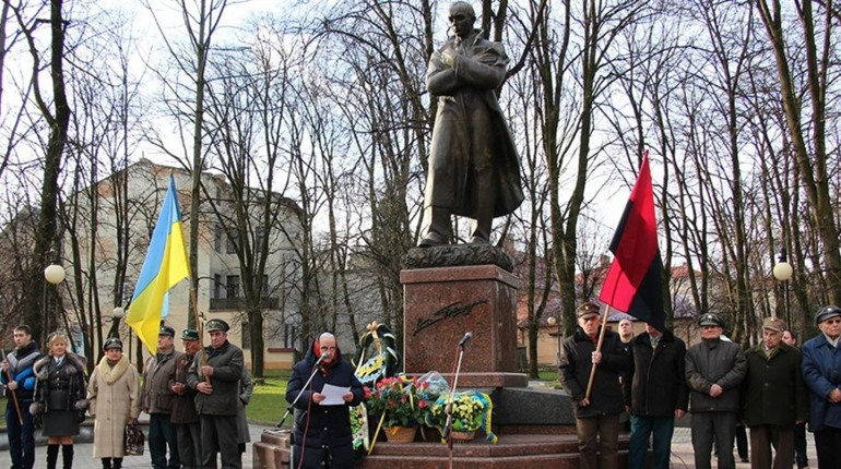 Вшанувати пам’ять Степана Бандери та відвідати театр: куди піти дрогобичанам у перші дні 2023 року