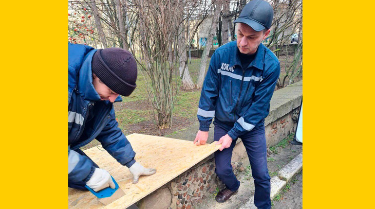 На Херсонщині комунальники відновлюють пошкоджені під час ворожих обстрілів об’єкти