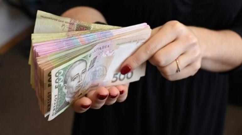 Одеситка-шахрайка продавала тепловізори та радіостанції, яких не мала, зате тепер матиме строк