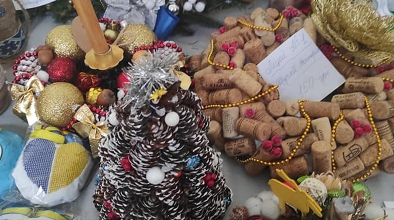 Гноми, свічки та гільзи на ялинці: у Дрогобичі завершилась ярмарка новорічних виробів