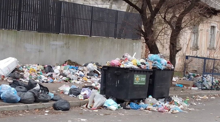 В Херсоні поновлюють прибирання сміття
