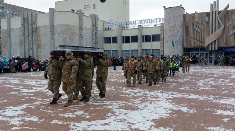 В Южноукраїнську попрощалися з 24-річним загиблим воїном Русланом Брагарем