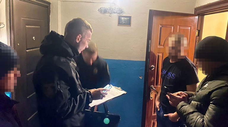 У старокостянтинівця поліцейські виявили наркотики та набої