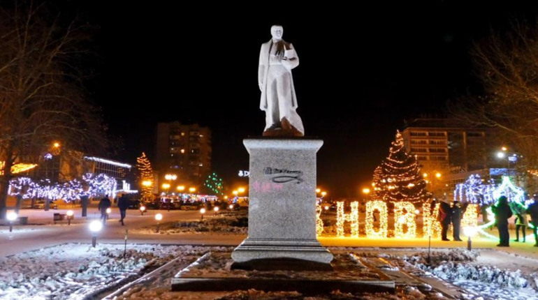 Окупанти демонтували пам'ятник Шевченку в Мелітополі. Куди діли Кобзаря