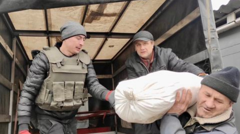 Жителям Козацького і Веселого допомагають черкащани
