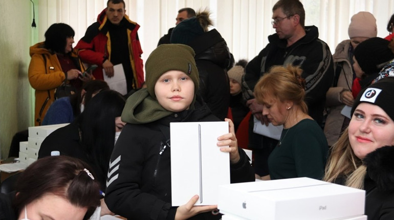 Онлайн-навчання: у Лозовій учні ліцею №8 отримали планшети Apple iPad