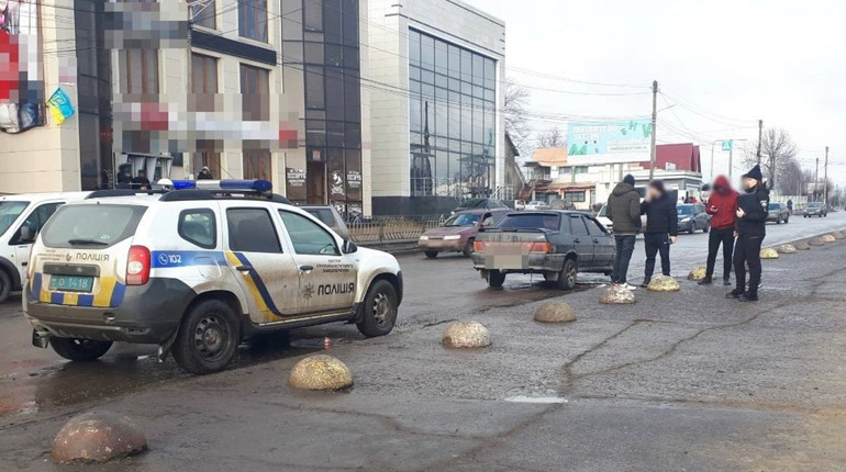 У Подільську 19-річний водій збив на пішохідному переході двох людей