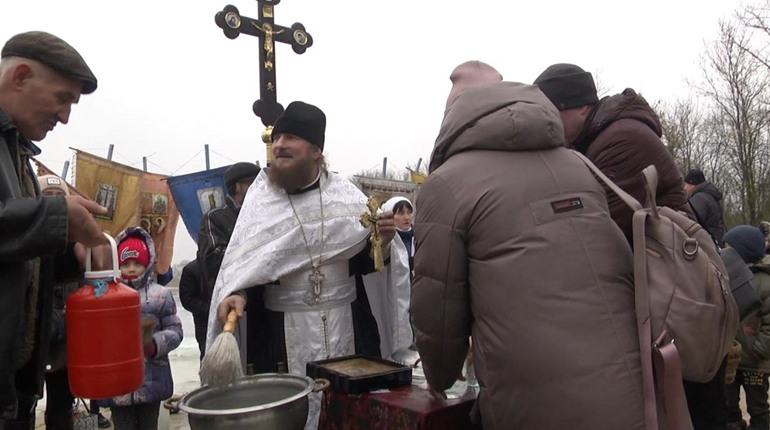 Під звуки сирен шосткинці святкували на Галенківському озері Водохреща