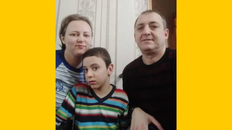 «Ми живемо надією покращити життя нашої дитини». Як родина з Херсона пережила окупацію