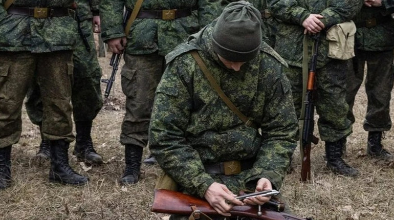 На лівобережжя Херсонщини прибули мобілізовані армії рф: без форми, зате з автоматами