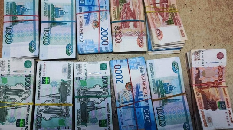 На Одещині чоловік намагався вивезти за кордон 2,5 мільйони російських рублів у шкарпетках
