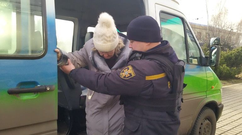 26 січня безкоштовна евакуація з Торецька. Рятувальники допомагають маломобільним громадянам