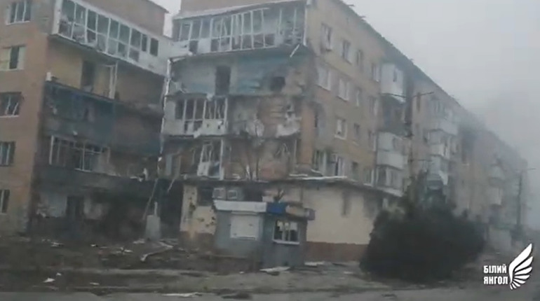 “Білі янголи” намагалися евакуювати людей з Вугледара, але потрапили під обстріли. Відео