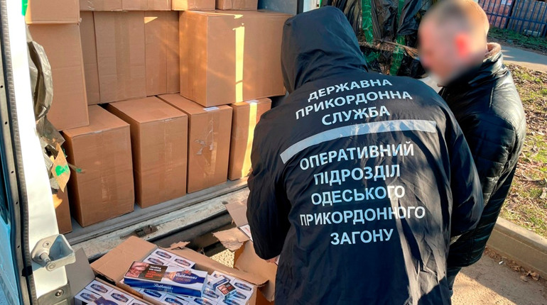На Одещині прикордонники затримали мікроавтобус, запакований контрабандою (ФОТО)