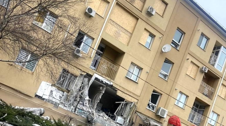 Ворожі обстріли на Херсонщині: окупанти поцілили у лікарню, школу та житлові будинки