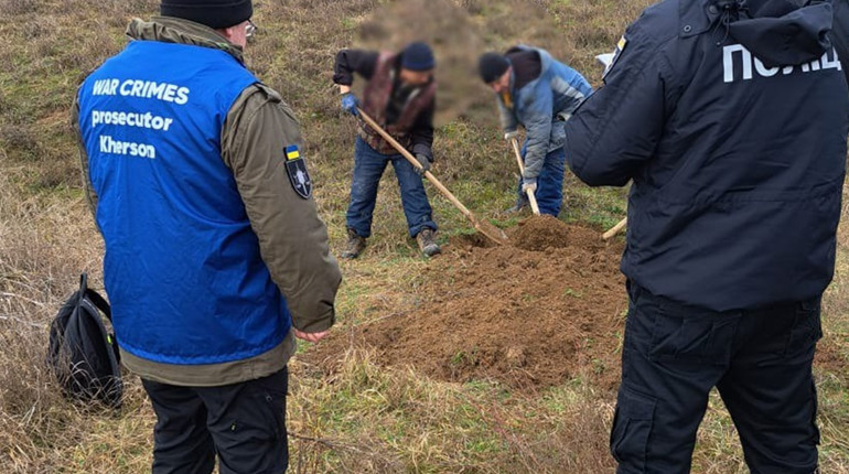 Розстріляв у спину: На Херсонщині правоохоронці розслідують вбивство окупантом цивільної жінки