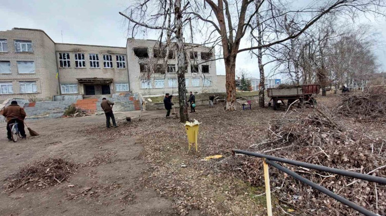 Петропавлівка виживає поблизу лінії зіткнення: місцеві жителі допомогають один одному