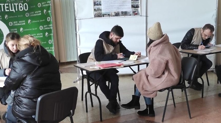 Переселенці із Мар'їнки можуть зареєструватися на отримання допомоги. Як це зробити