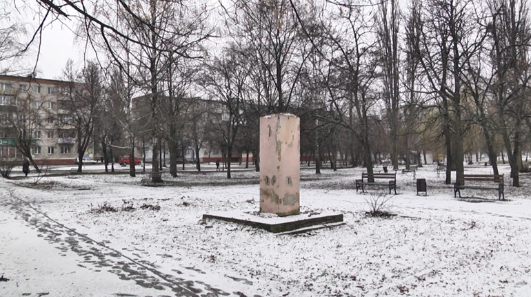 У Шостці комунальники знесли бюст Островського та розповіли куди поділись три пам’ятники Леніну