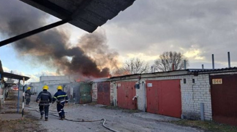 У Новій Каховці горять гаражі