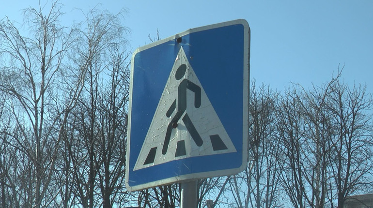 Зіпсовані дороговкази на вулицях Лозової замінюють на нові