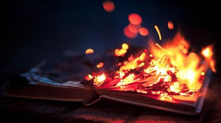Діють за прикладом німецьких нацистів: загарбники спалюють українські книжки на окупованій Луганщині