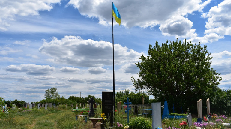 В Нижніх Сірогозах російські загарбники пошкодили місця захоронення українських військових