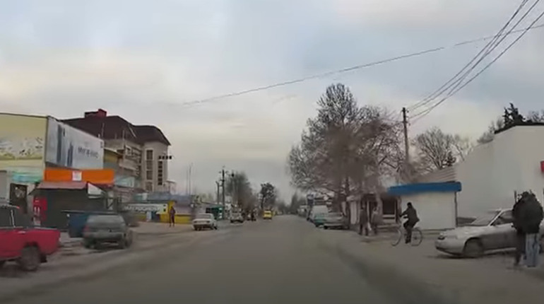 У Таврійську окупанти знайшли 5 пляшок самогону