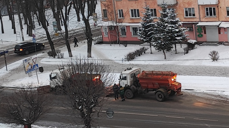 Де у Дрогобичі гарно посипають й розчищають дороги, а де — недостатньо добре