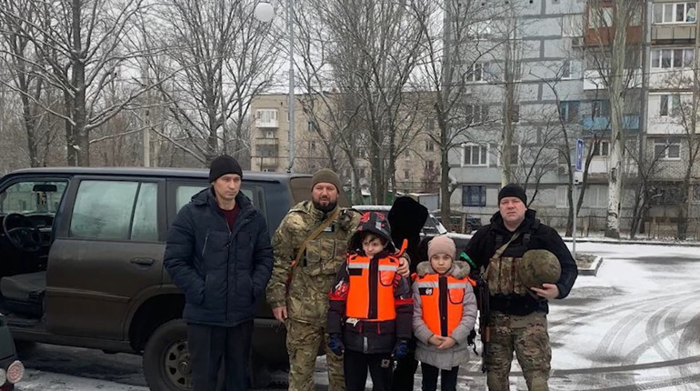 Поліційні евакуювали з Вугледара родину з двома дітьми. В місті залишилася остання дитина. Відео
