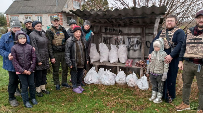Від своїх до своїх: петропавлівці об’єдналися щоб допомагати родичам.Фото