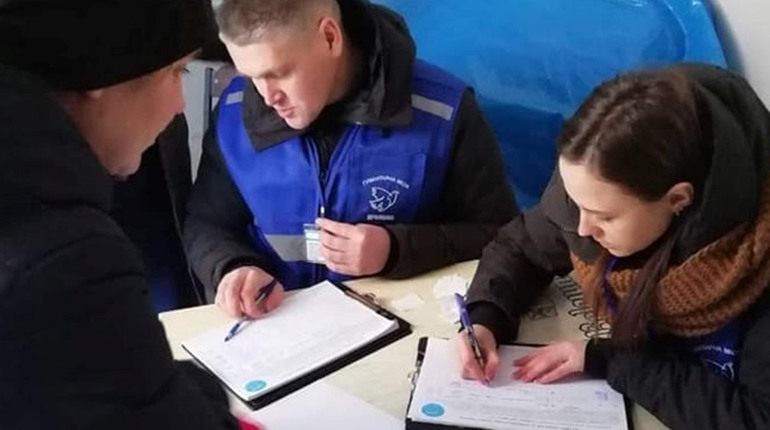 Переселенці з Мар’їнки отримали гуманітарну допомогу в Запоріжжі. Що видавали