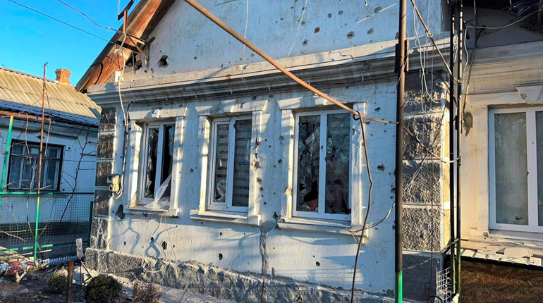 Загинув місцевий мешканець, пошкоджено 16 приватних будинків: окупанти обстріляли Нікополь