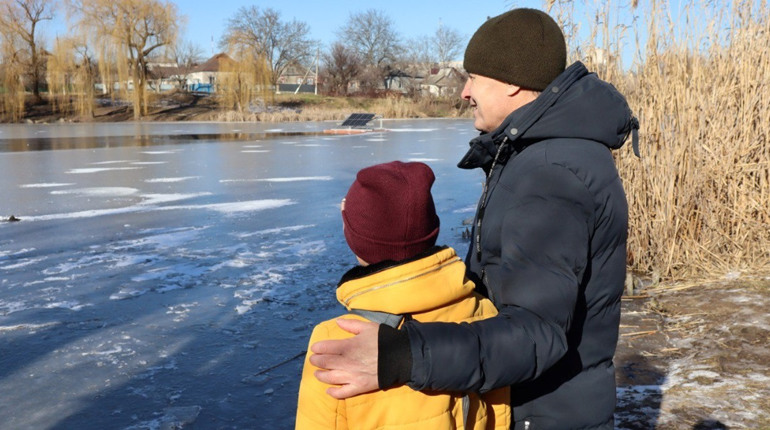 Рятівник дівчини на озері у Первомайську отримав нагороду та подяку від ДСНС України