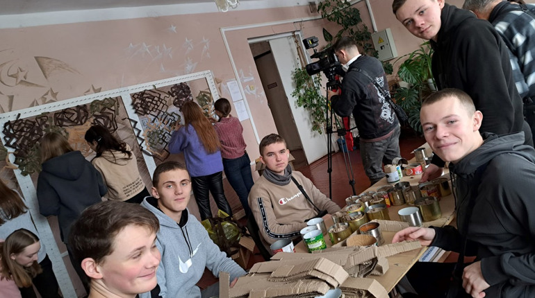 Як учні Шосткинської школи-ліцею виготовляли для ЗСУ маскувальні сітки і окопні свічки