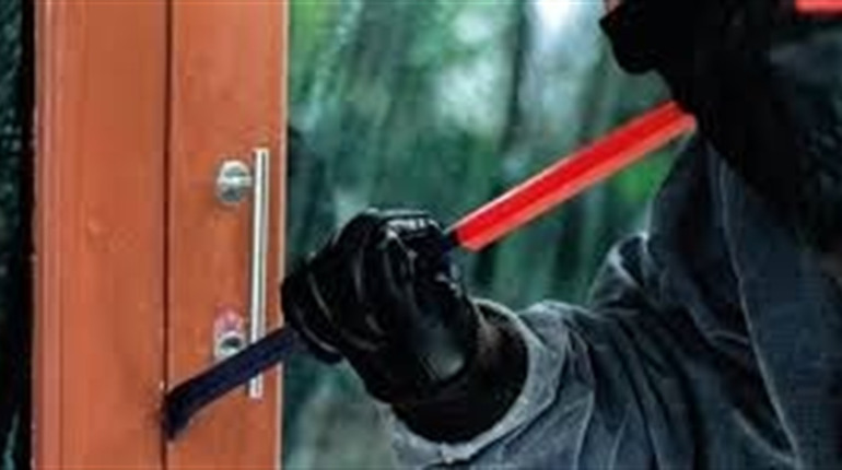 У Стрілковому колаборанти грабують будівлі своїх односельців, які виїхали