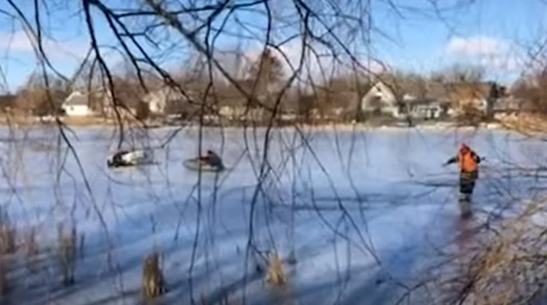 Дістали з-під криги: двоє рибалок ледве не втопилися на річці у Старокостянтинові