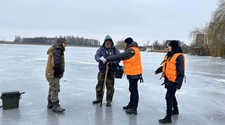 Як поводитися на льоду: поради старокостянтинівських рятувальників