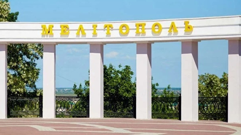 У Мелітополі військові рф розбирають будівлю дитячої лікарні: блоки використовують для укріплень