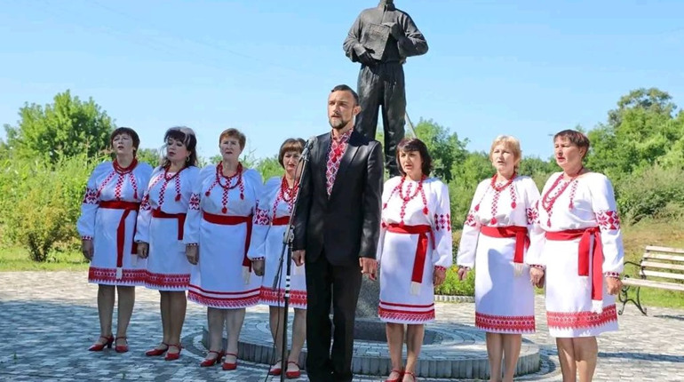 Шосткинська громада провела в останню путь Героя, керівника фольклорного колективу