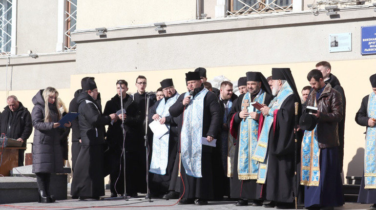 “путін біситься, а наша справа — молитися”: у Дрогобичі до молебню зібралися різні кофесії