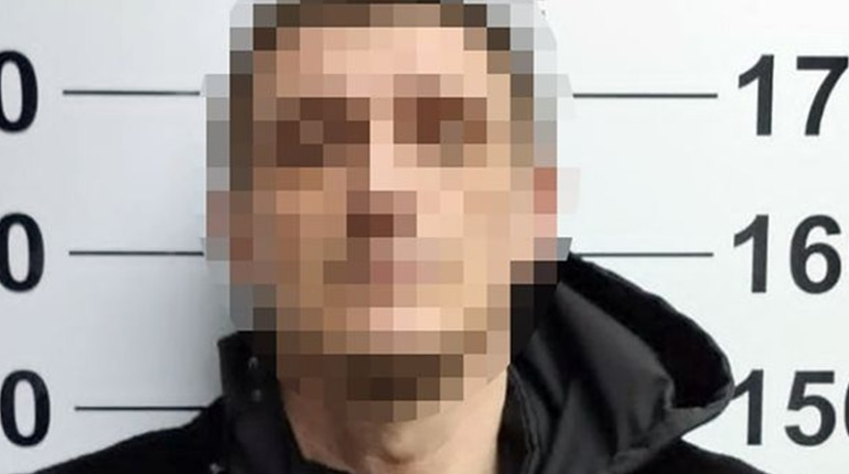 У Старокостянтинові поліцейські затримали чоловіка за підозрою у катуванні дружини