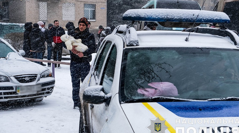 Поліція евакуювала родину з немовлям з Нью-Йорка. Скільки людей залишилося у селищі