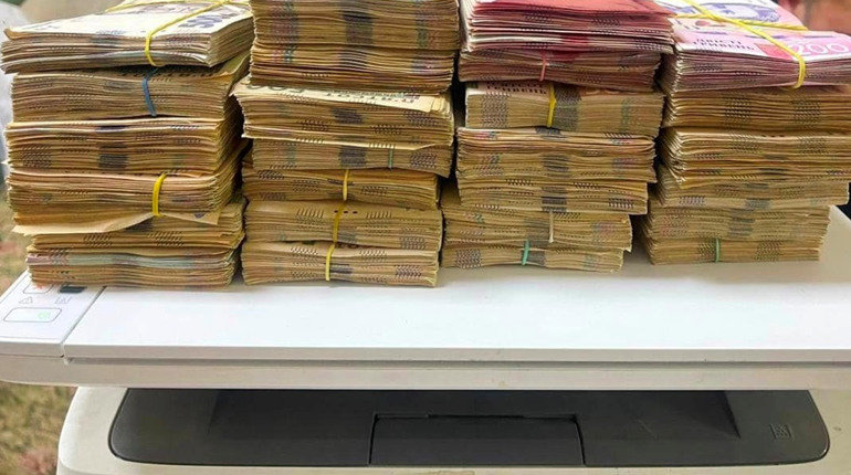 Мільйон гривень у підлокітниках та холодильнику: на Одеській митниці затримали водія з валютою