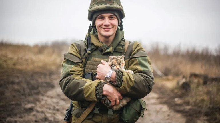 У європейський День кота ділимося мімішними фото військових і котиків.