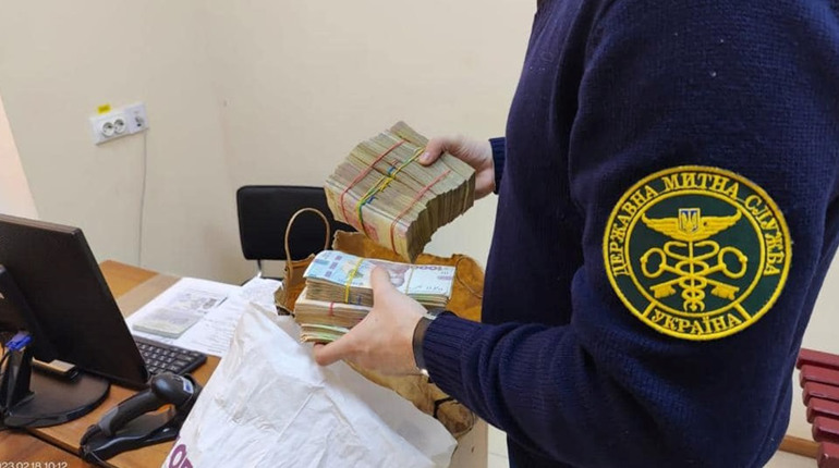 Сховав готівку за сидінням: одеські митники виявили у водія автобуса 800 тисяч гривень