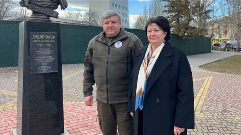 У Мелітополі колаборанти вставлять новий монумент замість пам’ятника Шевченку
