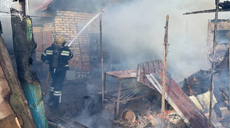 У Шостці вогнеборці запобігли масштабному загорянню в житловому секторі