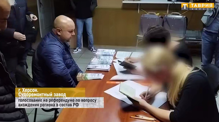 На Херсонщині члени «виборчих фейкових комісій» приховують свої обличчя на відео