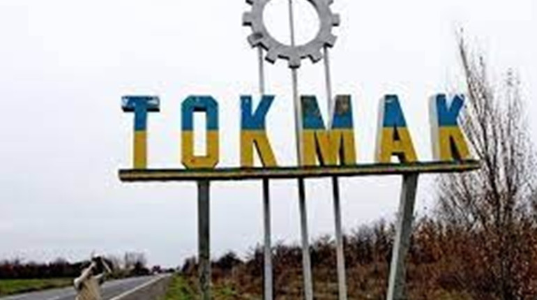 Російські військові розбирають на СТО вкрадені у Токмаку автівки